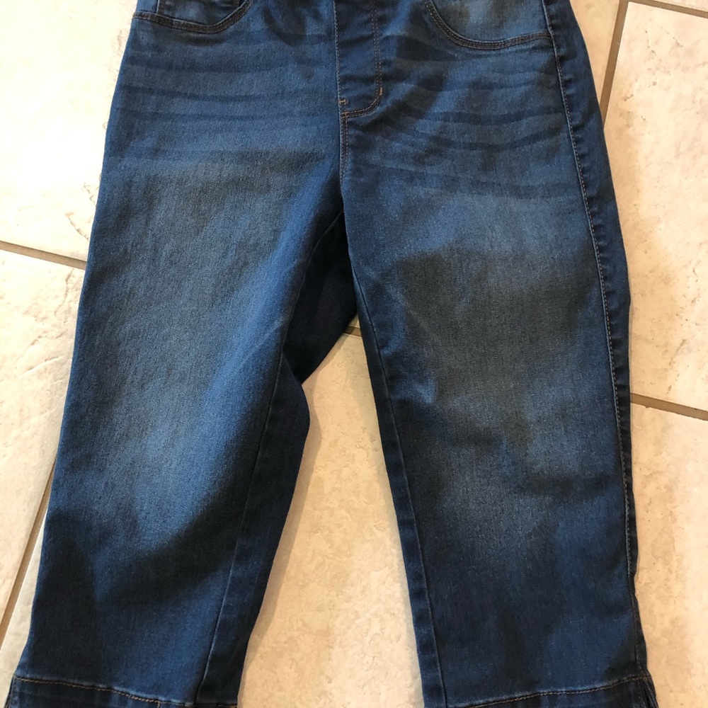 Capri stretchy blue jeans with back pockets